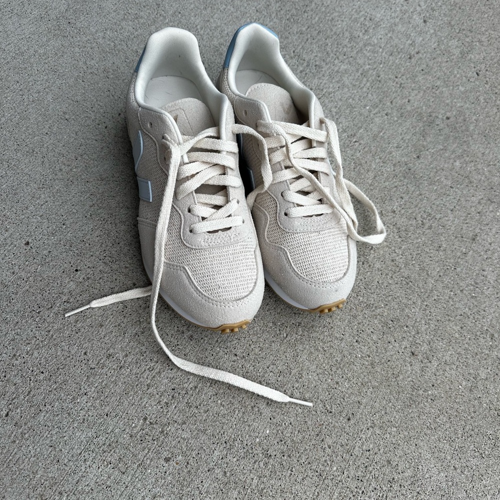 VEJA Beige Sneakers with Blue Accents - Picture 5 of 5